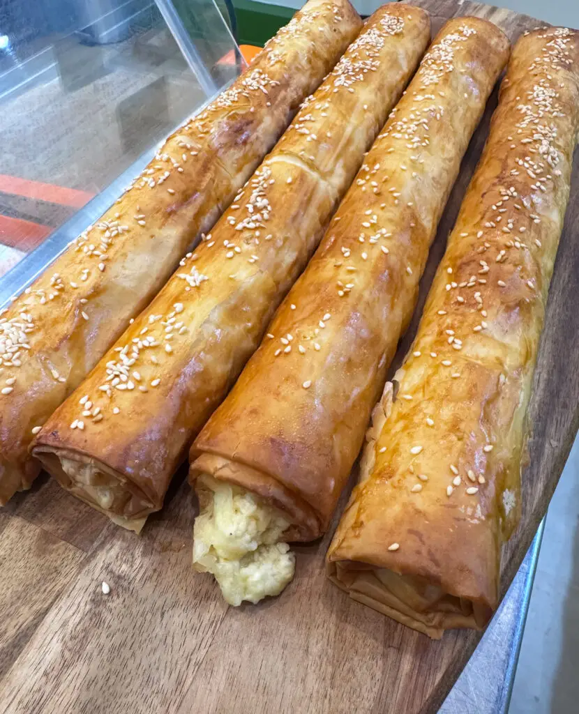 Burek artesanal crujiente en Burekisimo, Madrid