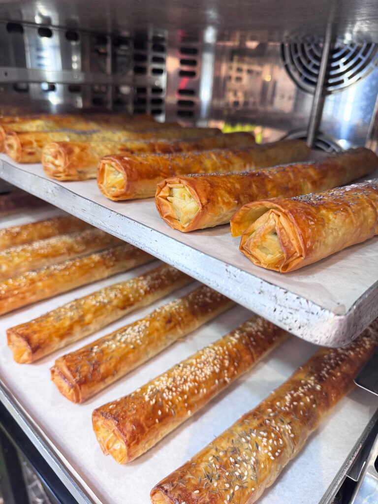 Burek recién horneado en Burekisimo, Madrid