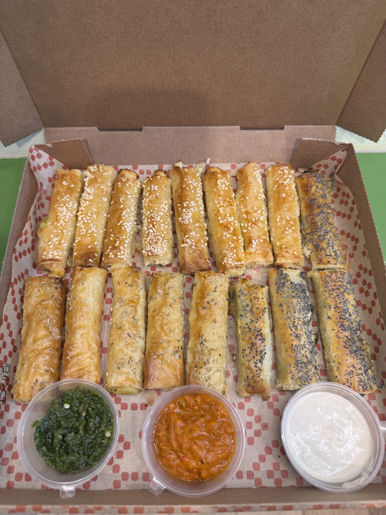 Burekitos Party Box: caja de burek para catering en Madrid