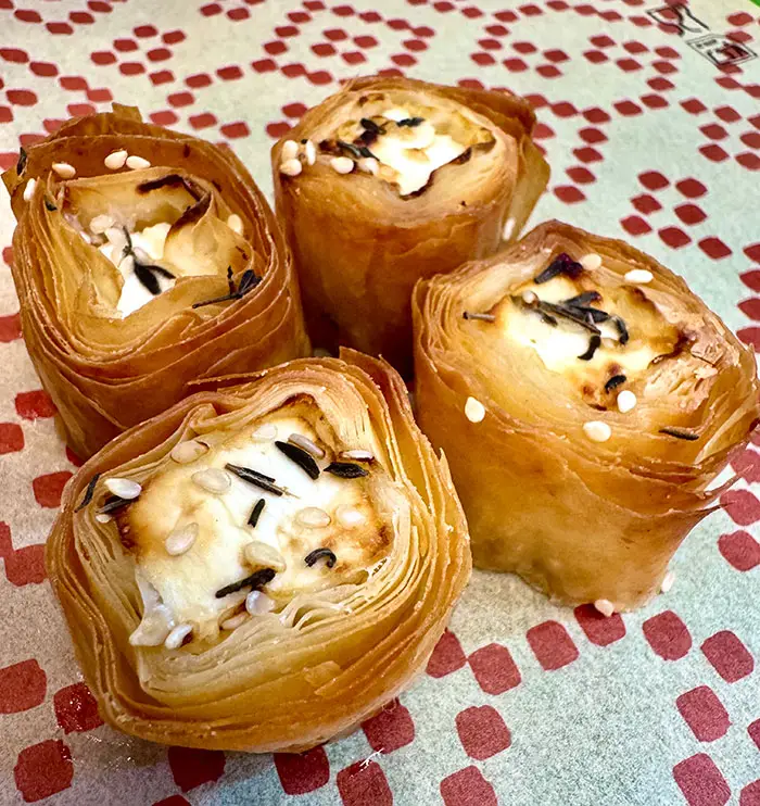 Burek de queso búlgaro con miel en Burekisimo, Madrid