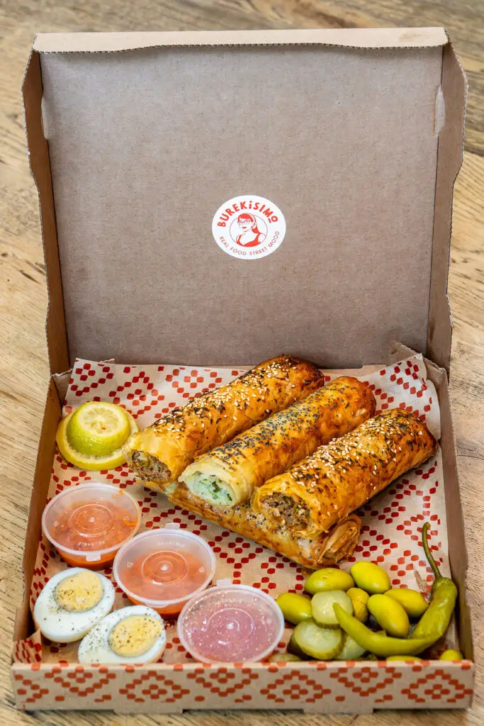 Caja de burek/börek para llevar de Burekisimo, Madrid