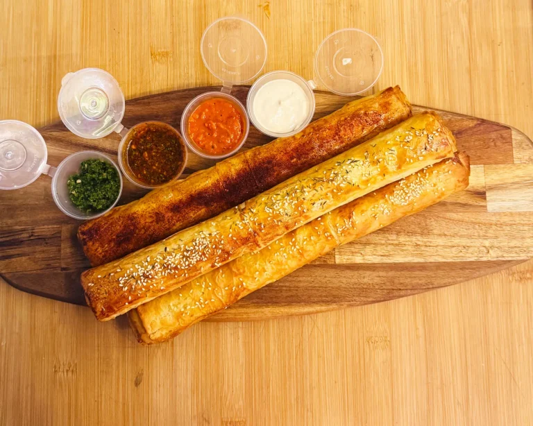 Burek con salsas caseras en Burekisimo, Madrid