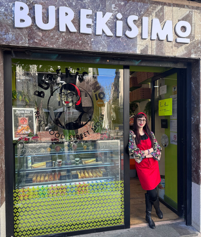 Eva, fundadora de Burekisimo, en la burekería de Malasaña
