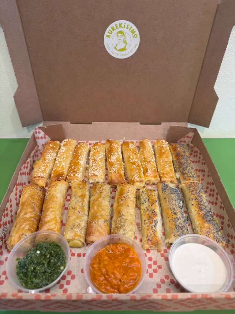 Burekitos: caja party box de mini burek/börek de Burekisimo