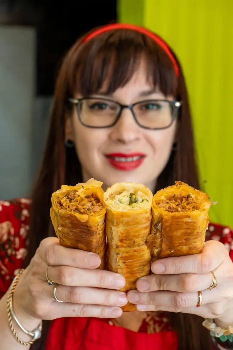 Eva, fundadora de Burekisimo, con un burek recién horneado