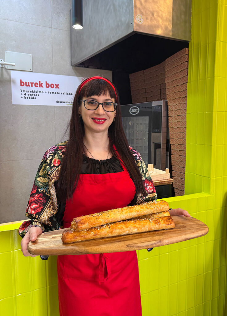 Eva, fundadora de Burekisimo, con bureks recién horneados en Malasaña