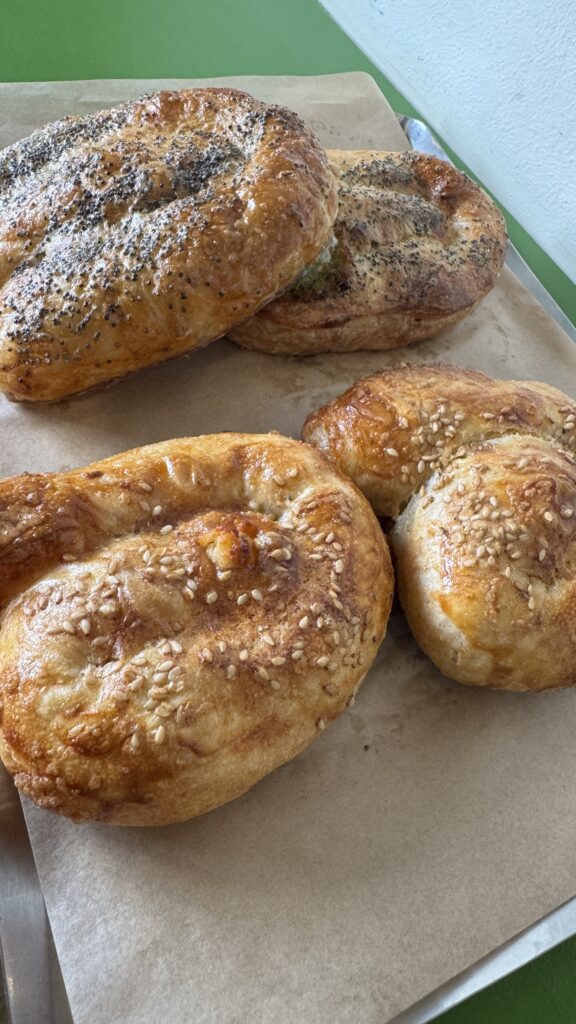 Burek/börek individual recién horneado con semillas de sésamo y amapola en Burekisimo, Malasaña