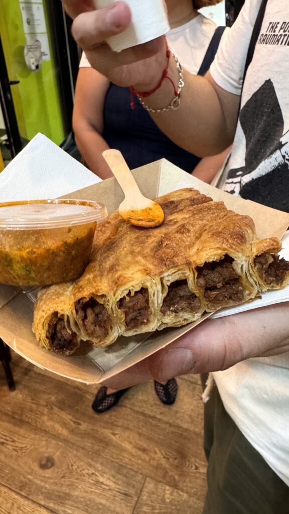 Burek/börek de carne de ternera recién horneado, lleno de relleno, con salsa para llevar en Burekisimo, Malasaña