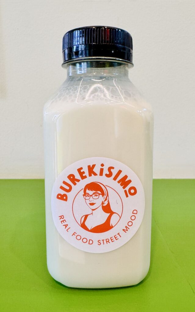 Ayran casero de Burekisimo, la bebida tradicional del burek, en botella
