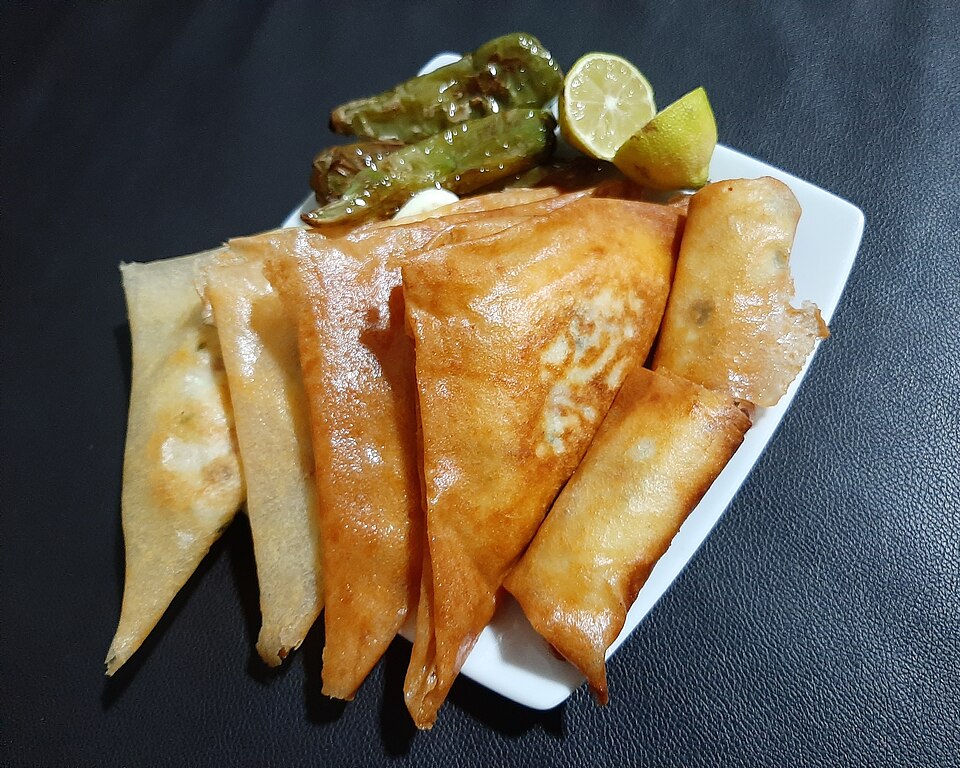 Brik tunecino frito con guindillas y limón