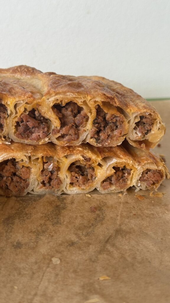 Burek/börek de carne en espiral, cortado para ver el relleno