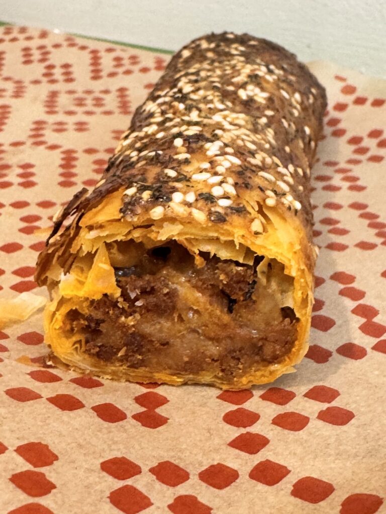 Burek/börek de carne cortado por la mitad, con el relleno a la vista