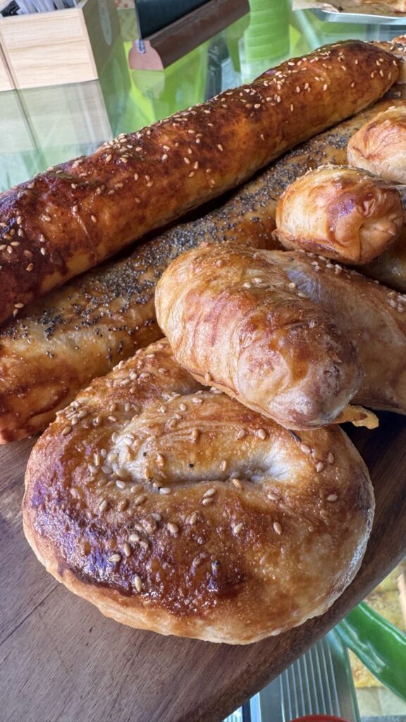 Surtido de burek/börek en Burekisimo, Madrid