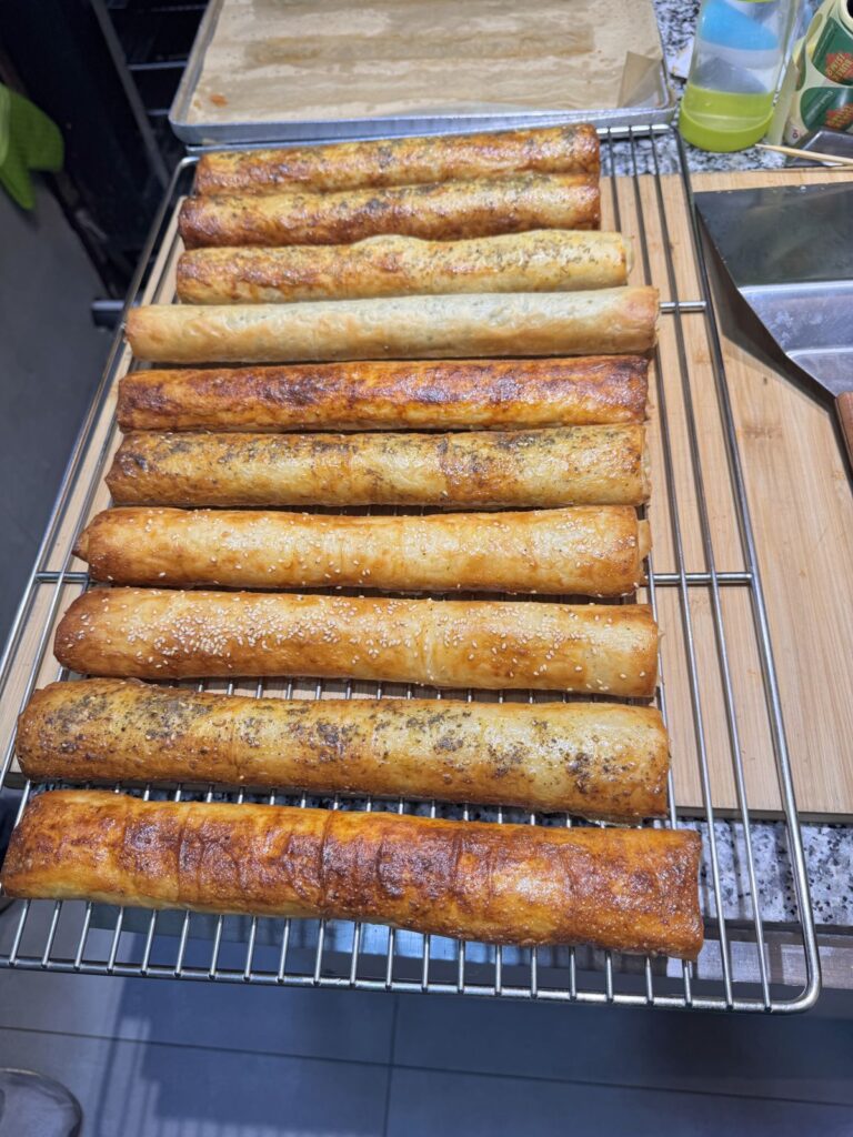Bandeja de burek/börek recién salidos del horno