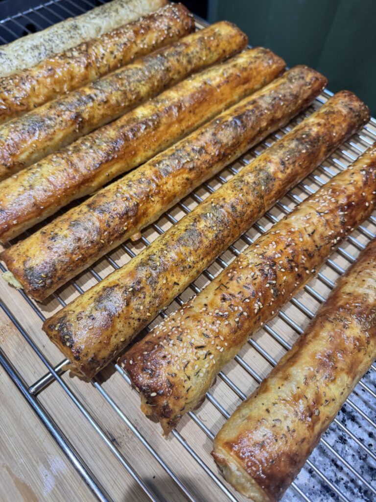 Burek/börek recién horneados en la rejilla, en Burekisimo Madrid