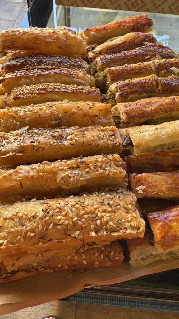 Vitrina de Burekisimo llena de burek recién horneados en Malasaña