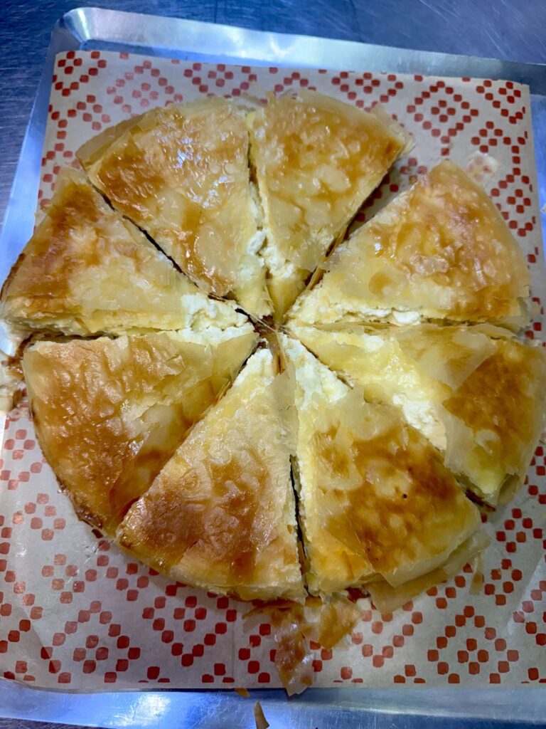 Burek/börek redondo cortado en porciones