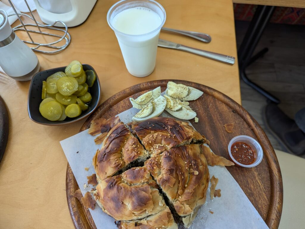 Burek/börek servido con extras al estilo de Oriente Medio en Burekisimo, Madrid