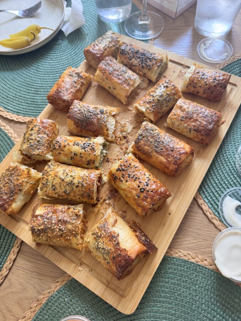 Comida a domicilio en Madrid: burek/börek de Burekisimo en casa, cortado en porciones para compartir