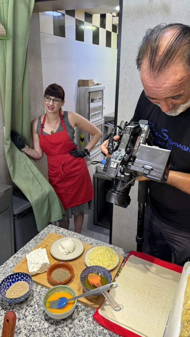 Eva, fundadora de Burekisimo, con los rellenos durante la grabación de Canal Cocina