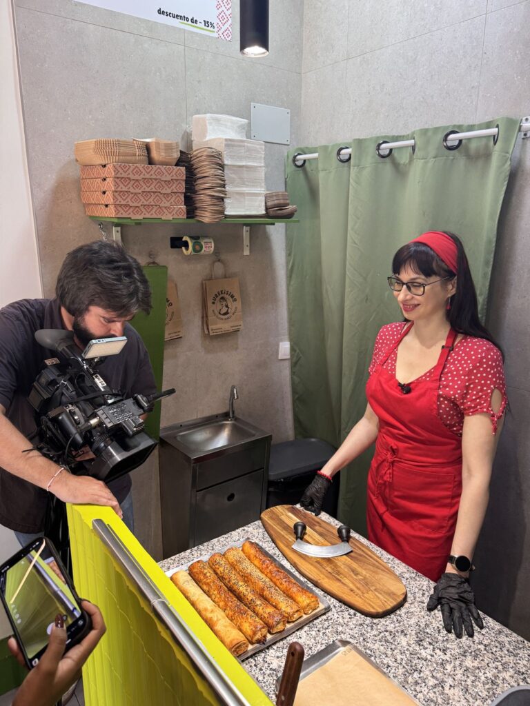 Eva, fundadora de Burekisimo, en la cocina durante la grabación de laSexta