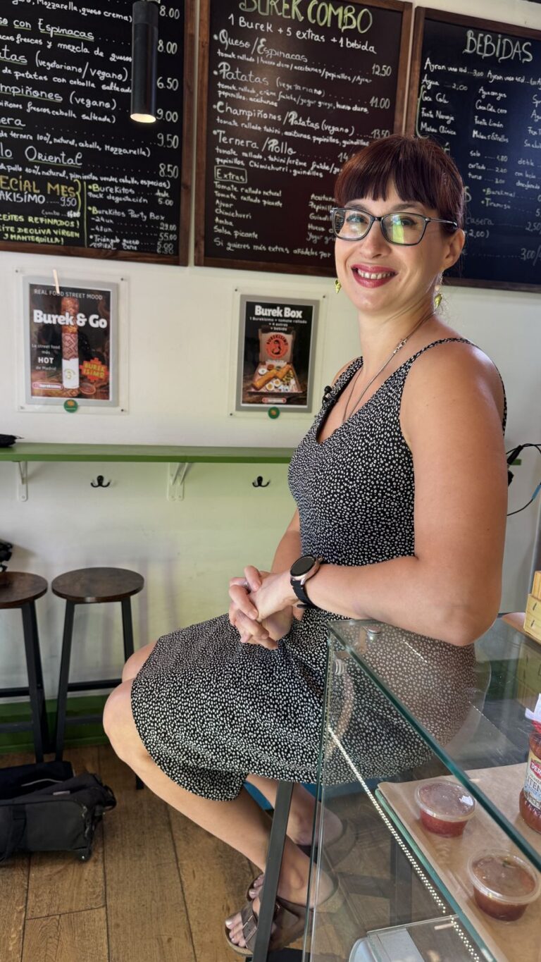 Eva, fundadora de Burekisimo, en la burekería de Malasaña