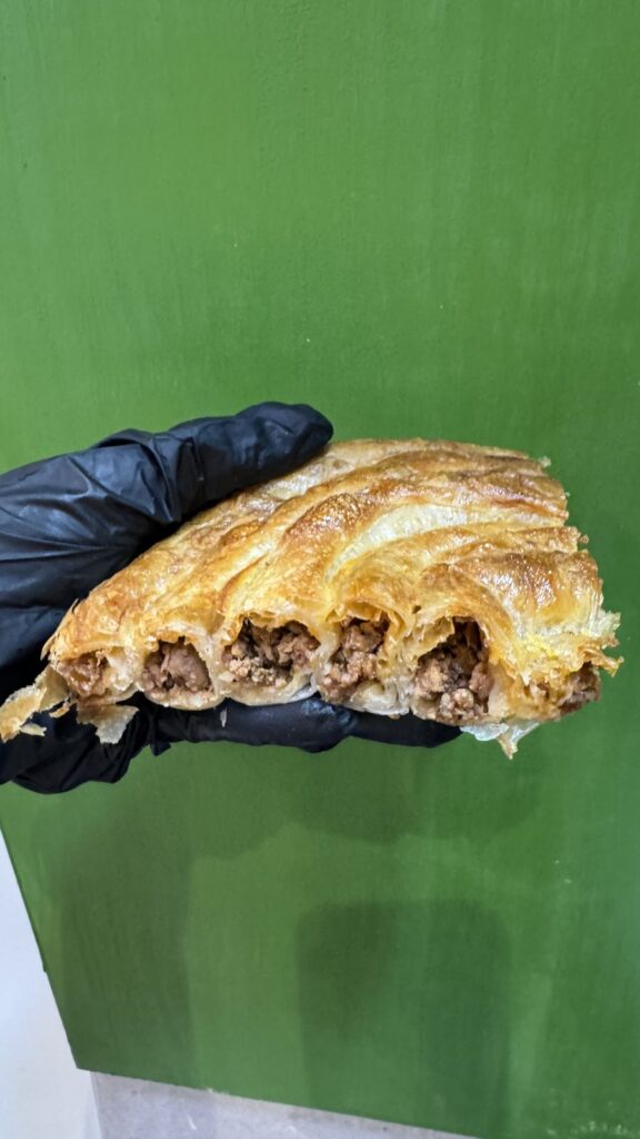 Porción de burek/börek de carne en espiral en Burekisimo, Malasaña