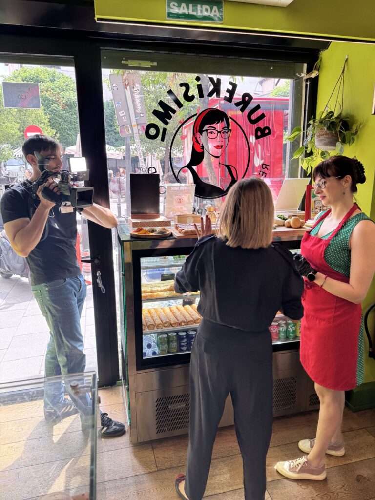 Rodaje de Madrid Directo, de Telemadrid, en Burekisimo