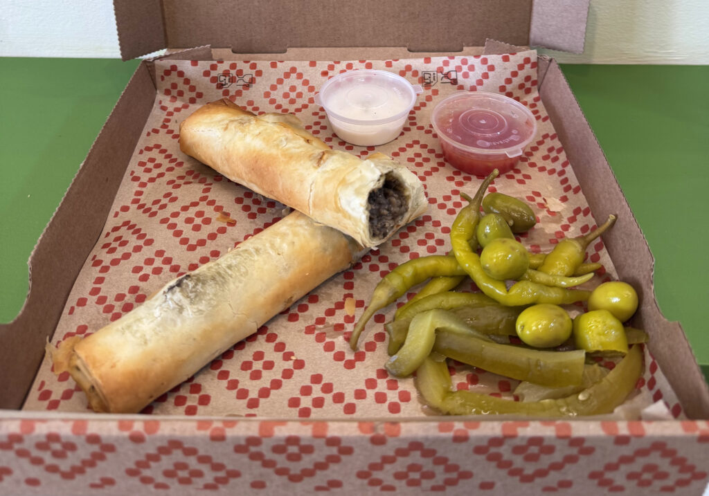 Comida vegana en Malasaña: Burek Combo vegano de champiñones con pimientos y salsas