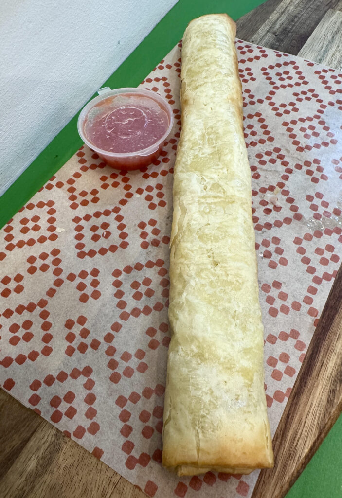 Burek/börek vegano de patata con cebolla en Burekisimo, Malasaña