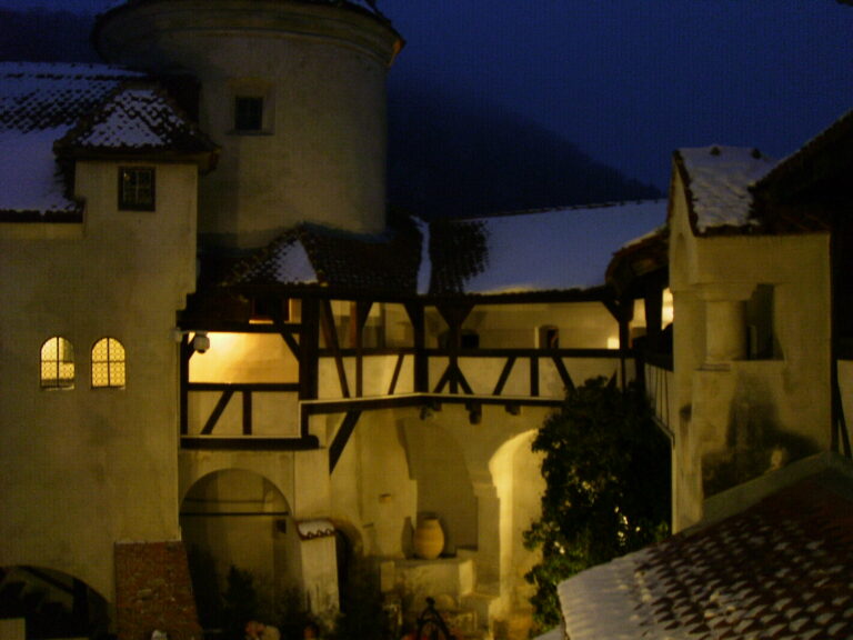 Castillo de Bran, en Transilvania, de noche