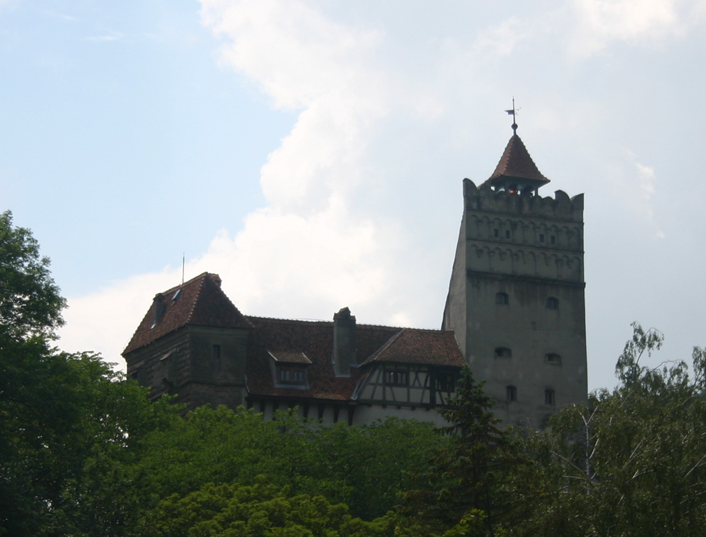 Castillo de Bran, en Transilvania, sobre una colina
