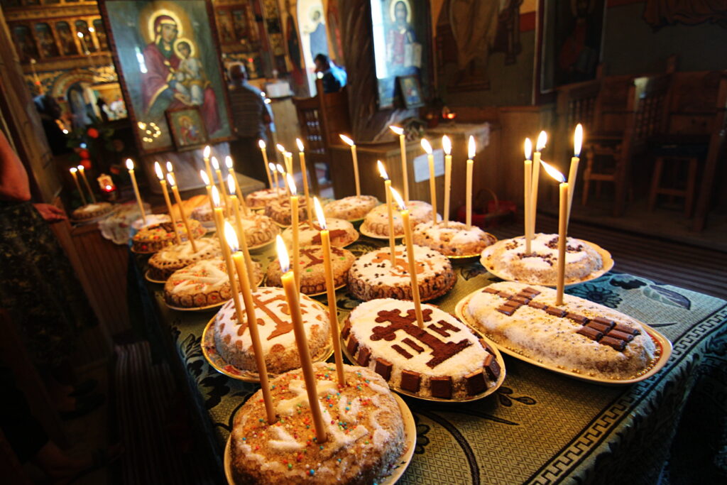 Coliva con velas en una iglesia ortodoxa rumana