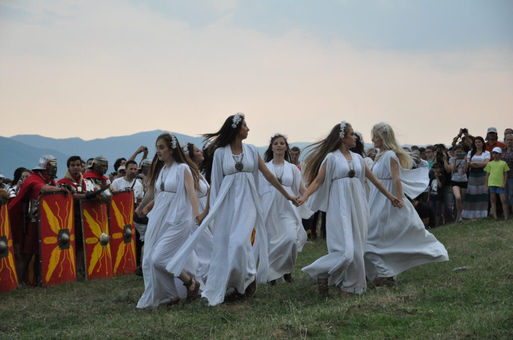 Jóvenes vestidas de blanco representando a las sânziene en un festival rumano